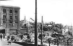 Het gebombardeerde gebouw van het Rotterdamsch Nieuwsblad aan de Schiekade.
